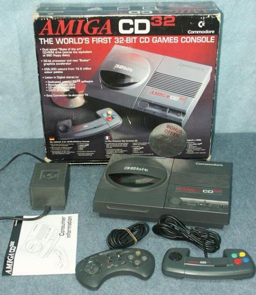Archivo:Amiga CD32 - Contenido.jpg